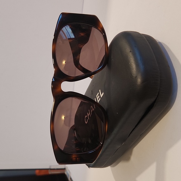 Chanel Tortoise Shell Gold CC Sunglasses w/Chanel Case - Picture 1 of 16